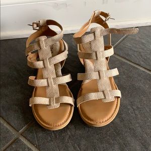 Small heeled shoes/ heeled sandals